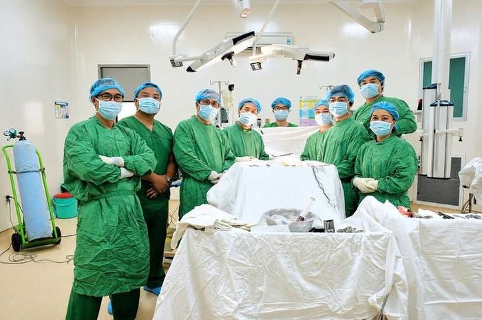 Ê kíp phẫu thuật phấn khởi với thành công của ca ghép thận 'siêu khó'. Ảnh: BVCC.