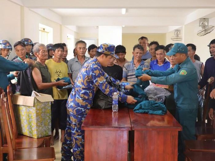 Tinh thần và sức khỏe các ngư dân được cứu trên tàu cá bị chìm dần ổn định, được cán bộ, chiến sĩ cấp phát đầy đủ quần áo, nhu yếu phẩm. Ảnh: T. Vũ.