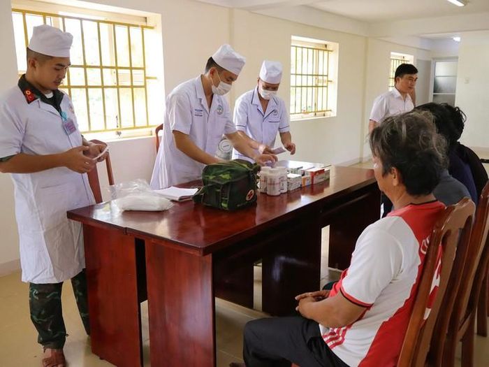 Các y, bác sĩ trên đảo Đá Tây cấp phát thuốc cho ngư dân được cứu. Ảnh: T.Vũ.