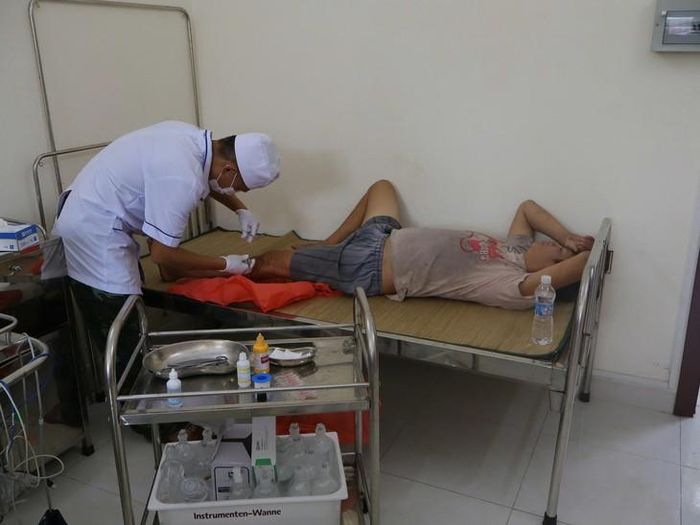 Kiểm tra sức khỏe và xử lý vết xây xước cho ngư dân. Ảnh: T.Vũ.