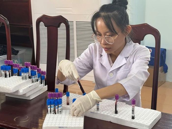Sau khi có kết quả xét nghiệm, bác sĩ sẽ đưa ra tư vấn phù hợp cho người dân. Ảnh: D. Long.