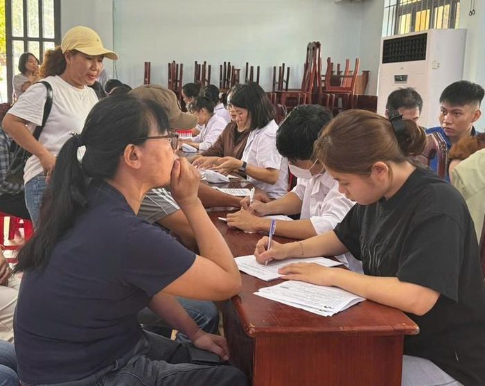 Nhiều người được tư vấn, khám sàng lọc miễn phí các bệnh lý huyết học. Ảnh: D. Long.