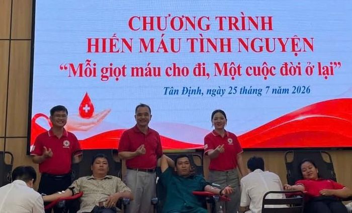 Nhiều người tham gia hiến máu với mong muốn góp phần cứu chữa người bệnh đang cần máu. Ảnh: D.Long.