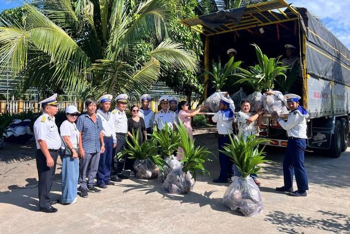 Nhiều cán bộ, chiến sĩ tham gia tiếp nhận, chăm sóc 8.000 cây dừa giống để trồng tại Trường Sa. Ảnh: T. Phương.