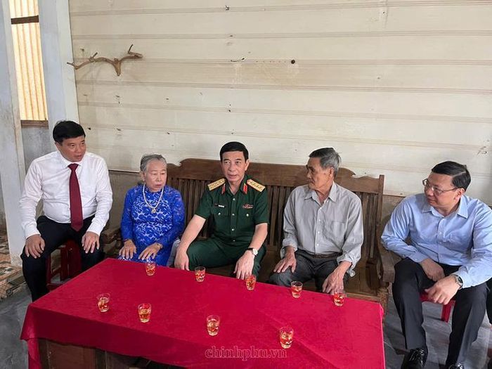 Đại tướng Phan Văn Giang thăm hỏi, tặng quà hộ gia đình ông Nguyễn Văn Sự và bà Đinh Thị Bé. Ảnh VGP/ Nguyễn Hoàng