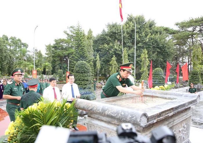 Đại tướng Phan Văn Giang dâng hương tại Nghĩa trang. Ảnh: VGPNguyễn Hoàng