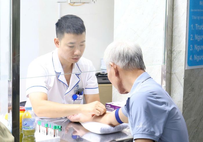 Tại buổi khám, các y bác sĩ đã tận tình hướng dẫn, kiểm tra sức khỏe tổng quát và phát thuốc miễn phí cho người dân. Ảnh: Tú Nguyệt