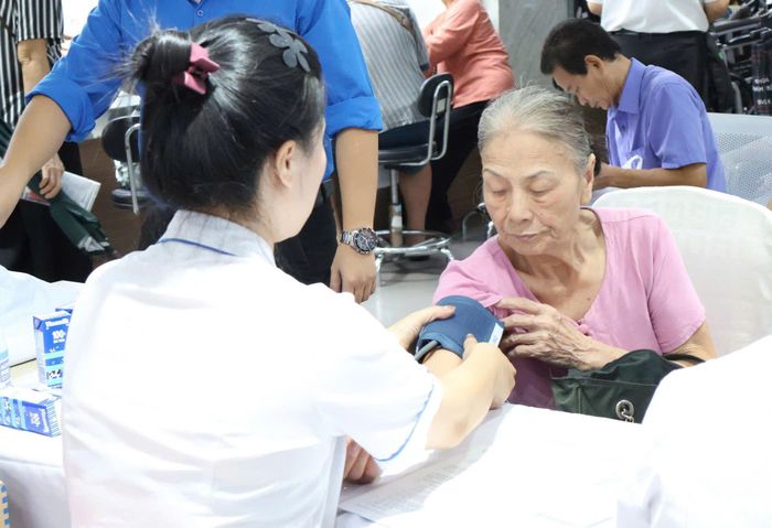 Phần lớn người cao tuổi mắc đồng thời nhiều bệnh mạn tính. Ảnh: Tú Nguyệt