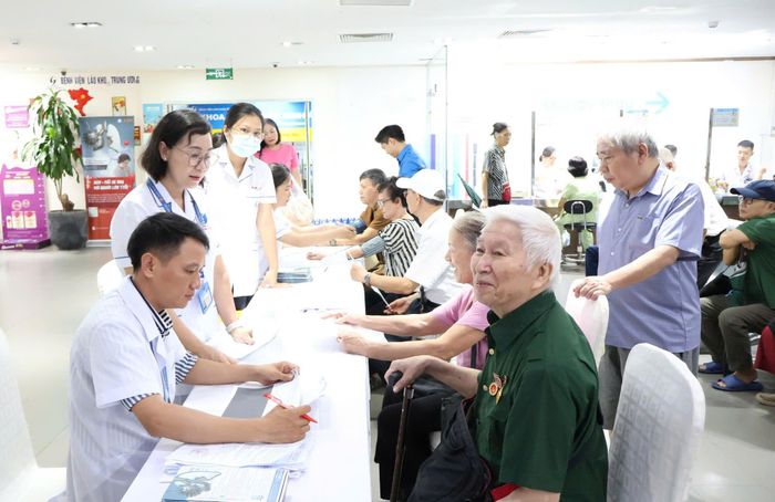 Người cao tuổi được kiểm tra sức khỏe toàn diện, phát hiện sớm bệnh lý mạn tính, tư vấn chăm sóc phù hợp. Ảnh: Tú Nguyệt