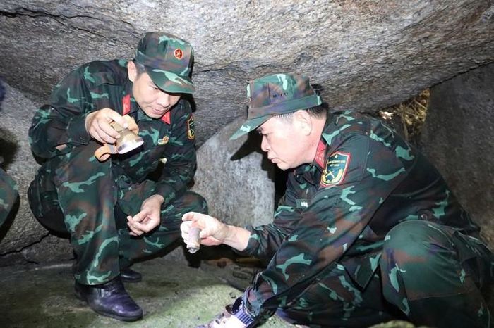 Đội tìm kiếm rọi đèn pin, soi từng di vật nhỏ được tìm thấy. Ảnh: Ngọc Cường