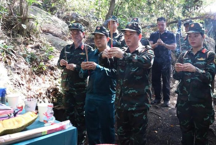 Đội tìm kiếm, quy tập thắp nhang tưởng niệm các liệt sĩ. Ảnh: Ngọc Cường