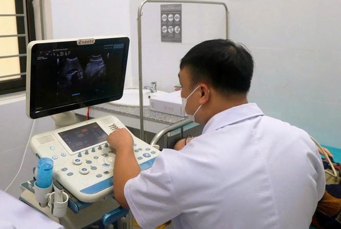 Bác sĩ thực hiện siêu âm cho người dân đến khám tại Trạm Y tế phường Hòa Bình. Ảnh: CDC Phú Thọ.