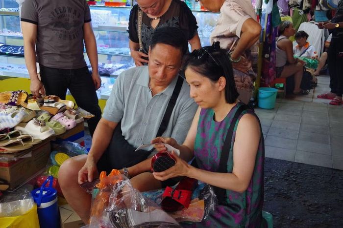 Khi ghé mua guốc mộc, những người khách tỉ mỉ chọn lựa hình dáng, mẫu mã phù hợp. Ảnh: Kim Cương.
