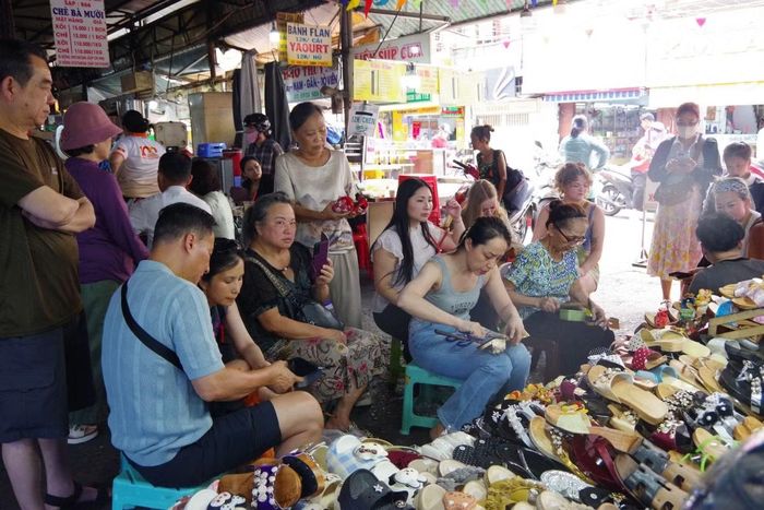 Sạp hàng guốc mộc thu hút du khách trong và ngoài nước. Ảnh: Kim Cương