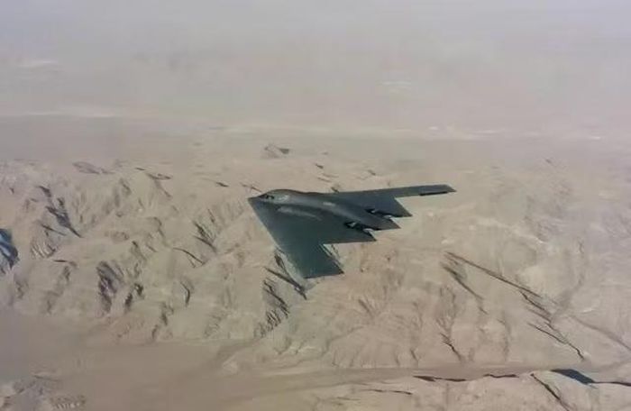 Một ví dụ khác được đưa ra đó là Tổng thống Donald Trump cáo buộc Tehran ủng hộ lực lượng vũ trang Houthi ở Yemen, nhưng chính ông ta lại nói rằng đã tước bỏ hoàn toàn khả năng thể hiện sức mạnh của Iran.