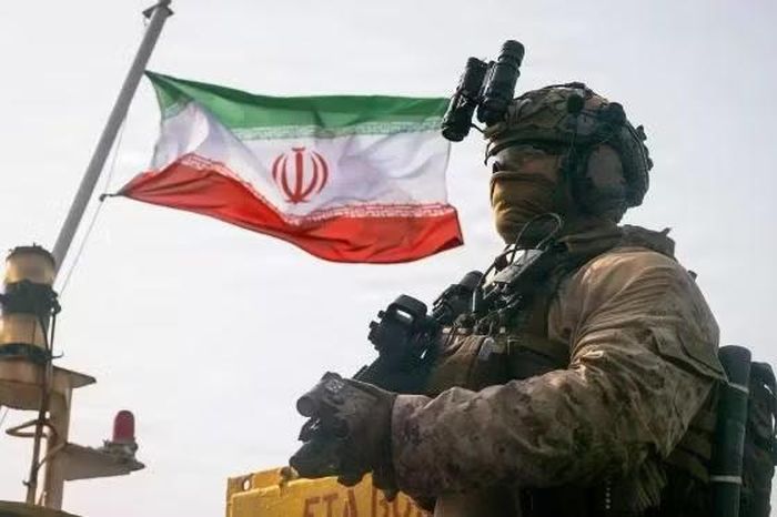 Iran cũng tiếp tục trả đũa khi nước này tấn công các mục tiêu của Mỹ ở Jordan, Iraq, Bahrain và Kuwait, khiến một số binh sĩ Mỹ thiệt mạng, gây gia tăng sức ép sớm chấm dứt cuộc chiến.