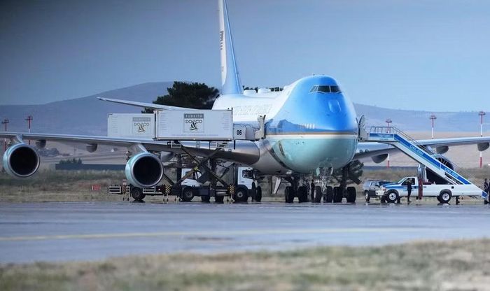 Khi tham dự hội nghị thượng đỉnh NATO tại Thổ Nhĩ Kỳ, ông Trump nhận được thông tin tình báo về nguy cơ Iran và các nhóm đồng minh lên kế hoạch phóng tên lửa nhằm vào máy bay chở ông. Điều này được cho là nguyên nhân khiến Tổng thống Mỹ thay đổi phương tiện rời Thổ Nhĩ Kỳ.