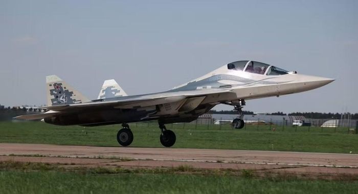 Đồng thời sự kết hợp của những thông tin này cho thấy chúng ta đang nói về Su-57D - phiên bản huấn luyện hai chỗ ngồi, nó chỉ mới cất cánh cách đây hai tháng, vào ngày 19/5/2026, và dường như vẫn đang trong quá trình thử nghiệm bay.