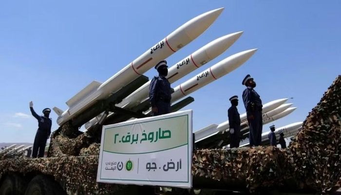 Bên cạnh tên lửa đạn đạo, Houthi còn sở hữu nhiều loại tên lửa hành trình diệt hạm như P-21 do Liên Xô sản xuất, C-801 của Trung Quốc, Al-Mandab 2, Noor, Ghader, Sayyad, Quds Z-0 và Seji.
