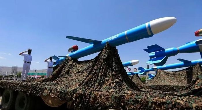 Tên lửa hành trình P-21 có tầm bắn 40-80 km, mang đầu đạn nặng 450 kg. Trong khi đó, dòng C-801 được cho là có nguồn gốc từ tên lửa YJ-8 của Trung Quốc, còn Al-Mandab 2 được đánh giá là biến thể phát triển từ tên lửa Ghadir của Iran với tầm bắn ước tính 300 km.