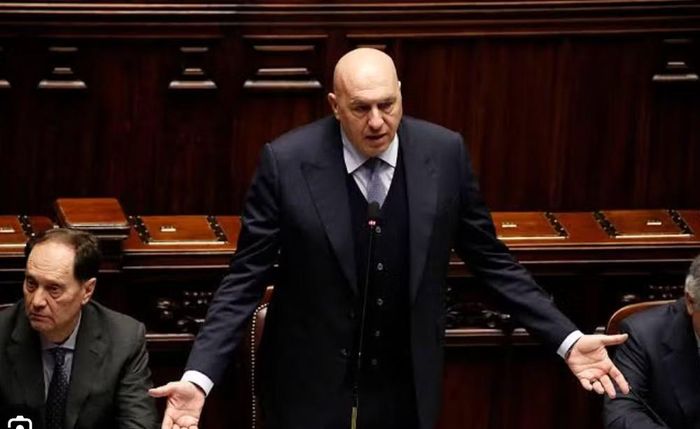 "Tôi đã gọi cho ông ấy một ngày sau khi ông ấy bị bãi nhiệm và nói: Khi nào ông muốn đến Rome và làm việc với tôi với tư cách là một cố vấn?", ông Guido Crosetto cho biết.