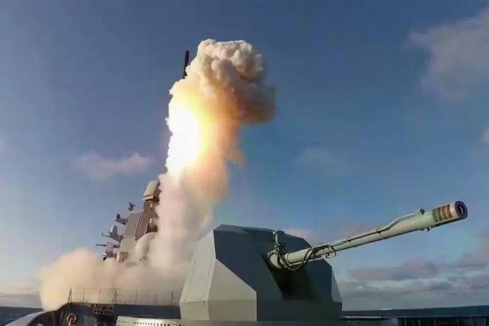 Pháo A-192M sử dụng đạn 130 mm tiêu chuẩn, thống nhất với đạn dược của AK-130, bao gồm đạn nổ mạnh F-44 cũng như đạn phòng không ZS-44 và ZS-44R, trong đó loại ZS-44R được trang bị ngòi nổ điều khiển bằng sóng vô tuyến, kích nổ gần mục tiêu trên không.Việc đưa một khẩu pháo hải quân hạng nặng lên khung gầm tự hành cho thấy cách tiếp cận sáng tạo của các kỹ sư Nga trong việc tận dụng những nền tảng vũ khí sẵn có để tạo ra năng lực phòng thủ bờ biển cơ động hơn. Hiệu quả thực tế của hệ thống vẫn cần được kiểm chứng, nhưng đây rõ ràng là một ý tưởng đáng chú ý.