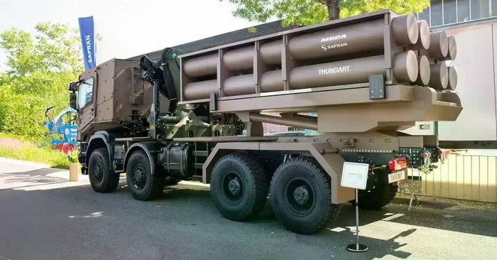 Bộ trưởng Lực lượng Vũ trang Pháp - bà Catherine Vautrin tuyên bố tại Triển lãm Eurosatory 2026 rằng Paris đã lựa chọn hệ thống Thundart, được phát triển chung bởi MBDA và Safran, để thay thế pháo phản lực Lance-Roquettes Unitaire (LRU) đã lỗi thời.