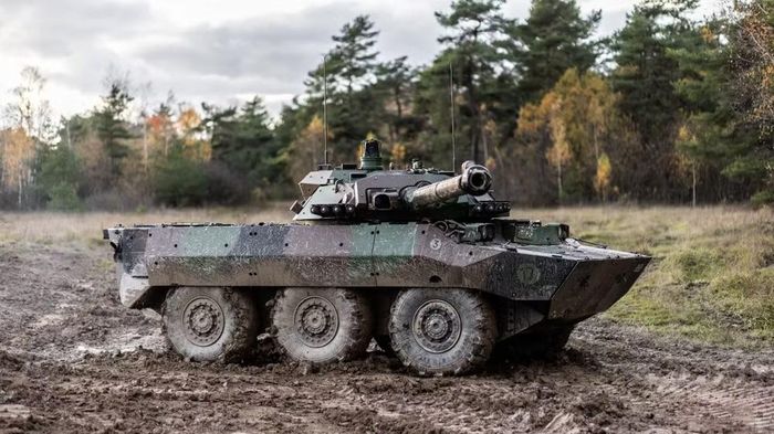 Pháo 105 mm của AMX-10RC sử dụng loại đạn độc quyền, không thể hoán đổi với các hệ thống pháo binh khác của NATO. Hơn nữa, việc thiếu bộ ổn định vũ khí khiến việc bắn khi đang di chuyển là không thể - một phát bắn chính xác đòi hỏi phải dừng lại.