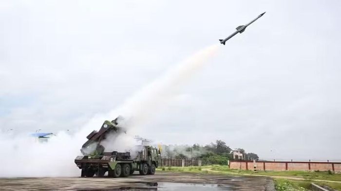 Tổ hợp tên lửa phòng không tầm xa này được phát triển chủ yếu dành cho Không quân Ấn Độ, nhưng trong tương lai nó cũng có thể được Hải quân Ấn Độ tích hợp vào tàu chiến cỡ lớn.