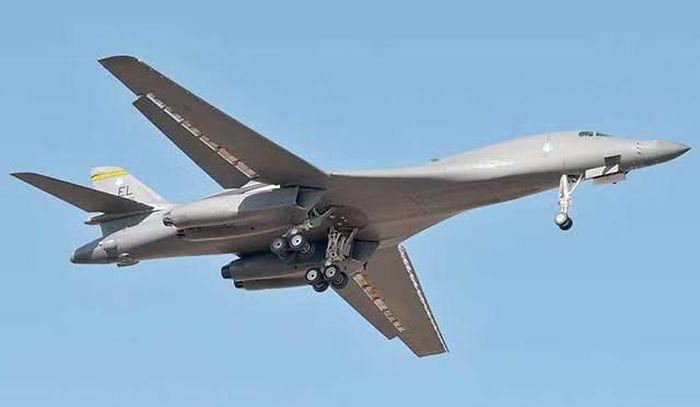 B-1B Lancer là phiên bản cải tiến của máy bay ném bom chiến lược siêu âm B-1 với đôi cánh có thể điều chỉnh hình dạng (cánh cụp cánh xòe), nó được sản xuất bởi Rockwell International, hiện nay là một phần của Boeing.