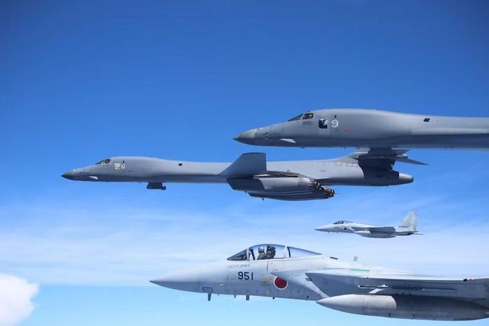 Đại diện của Boeing nói với các phóng viên tại Căn cứ Không quân Edwards, bang California, rằng các giá treo mới rất có thể sẽ biến B-1 thành một bệ phóng thử nghiệm tên lửa siêu thanh mới.