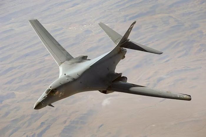 Oanh tạc cơ siêu âm B-1B có thể mang tới 34 tấn vũ khí trong 3 khoang chứa bom và thêm 27,6 tấn trên 6 giá treo bên ngoài, nhưng các bộ phận này đã bị tháo dỡ dựa vào thỏa thuận quốc tế về hạn chế vũ khí chiến lược.
