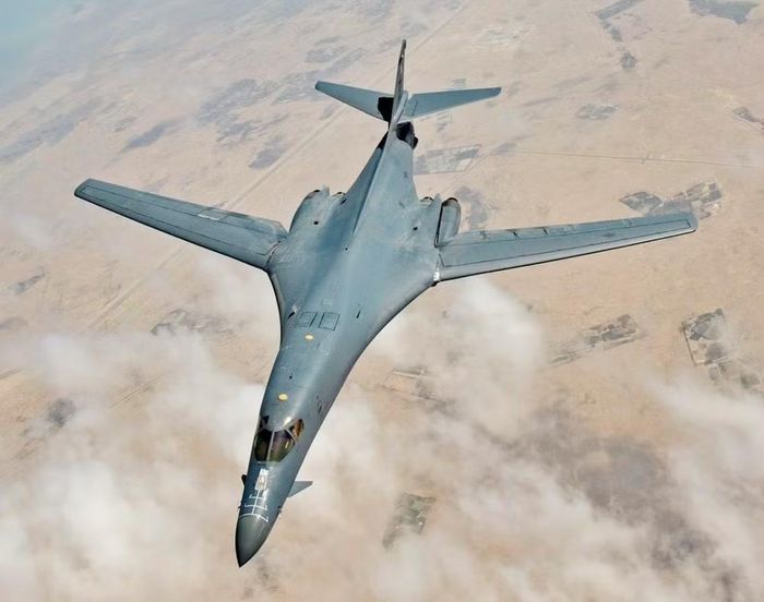 Đáng chú ý là máy bay ném bom B-1B đã cất cánh từ căn cứ của Anh, khi Thủ tướng mới nhậm chức Andrew Burnham phê duyệt cho phép Mỹ sử dụng hạ tầng quân sự của nước này cho các cuộc tấn công nhằm vào Iran.