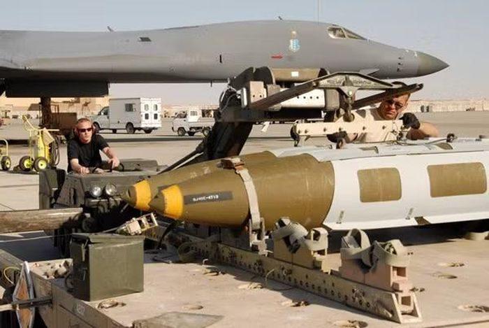Hiện nay chiếc B-1B Lancer đã nhận cải tiến quan trọng, khi các giá treo mới do Boeing phát triển được tích hợp vào máy bay, giúp tăng tải trọng thêm 50% so với khả năng mang vác ban đầu.