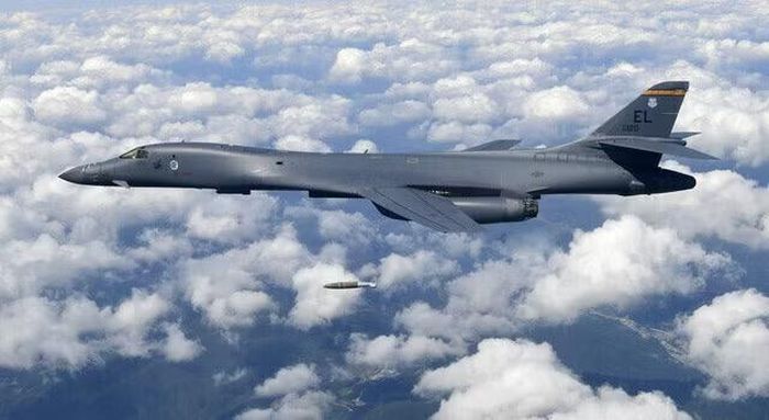 Bên cạnh đó, giá treo ngoài đặc biệt này cũng cho phép chiếc B-1B Lancer mang theo các loại bom xuyên phá hầm ngầm cỡ lớn - vũ khí rất thích hợp cho chiến trường Iran hiện nay.