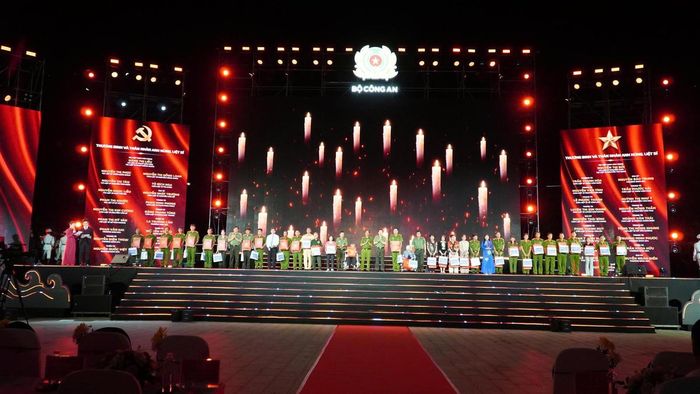  Lãnh đạo Bộ Công an và tỉnh An Giang trao 37 phần quà tặng các thương binh và đại diện gia đình liệt sĩ công an nhân dân. Ảnh: PS