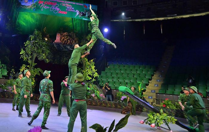 Điểm đặc biệt của chương trình là việc sử dụng ngôn ngữ nghệ thuật xiếc để kể câu chuyện về lòng dũng cảm, tình đồng đội và sự hy sinh của người lính nơi tuyến đầu.