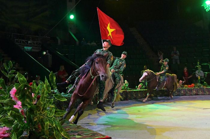 Những màn phi ngựa, nhào lộn trên lưng ngựa kết hợp đu dây và võ thuật tạo nên không gian biểu diễn mạnh mẽ, giàu tính sử thi, làm nổi bật khí phách, bản lĩnh và tinh thần quả cảm của người lính trong thực hiện nhiệm vụ bảo vệ chủ quyền thiêng liêng của Tổ quốc.