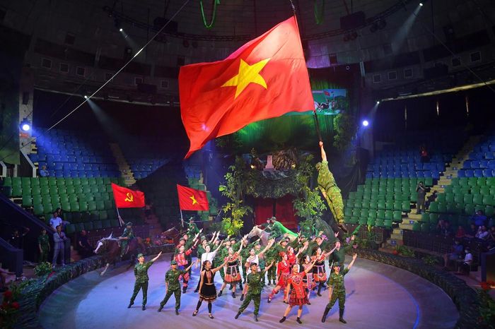 Toàn thể nghệ sĩ cùng khán giả hòa chung trong ca khúc “Hành khúc Bộ đội Biên phòng”, khép lại chương trình bằng không khí trang nghiêm, lan tỏa thông điệp tri ân các Anh hùng liệt sĩ và những người lính đang ngày đêm gìn giữ biên cương của Tổ quốc.
