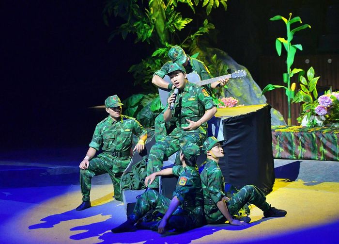 Những ca khúc ca ngợi về người lính, tình đồng chí cất lên trên sân khấu xiếc.