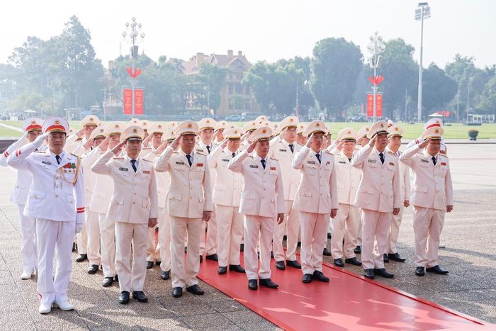 Đoàn đại biểu Đảng ủy Công an Trung ương - Bộ Công an vào Lăng viếng Chủ tịch Hồ Chí Minh.