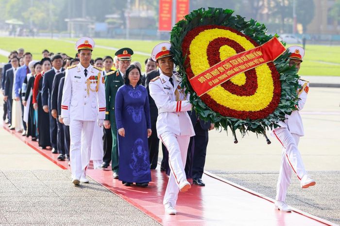 Đoàn đại biểu Ủy ban Trung ương Mặt trận Tổ quốc Việt Nam vào Lăng viếng Chủ tịch Hồ Chí Minh.