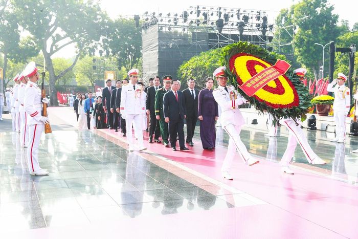 Đoàn đại biểu Ủy ban Trung ương Mặt trận Tổ quốc Việt Nam dâng hương tưởng niệm các Anh hùng liệt sĩ. 