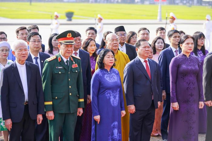 Trước anh linh Chủ tịch Hồ Chí Minh, Đoàn đại biểu bày tỏ lòng biết ơn vô hạn, thành kính tưởng nhớ công lao to lớn của Người đối với sự nghiệp cách mạng của Đảng và dân tộc.
