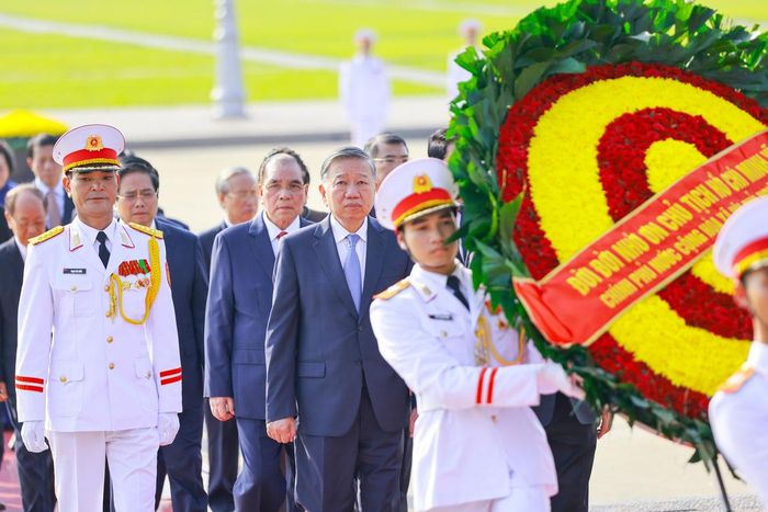  Đoàn đại biểu Ban Chấp hành Trung ương Đảng, Chủ tịch nước, Quốc hội, Chính phủ vào Lăng viếng Chủ tịch Hồ Chí Minh.