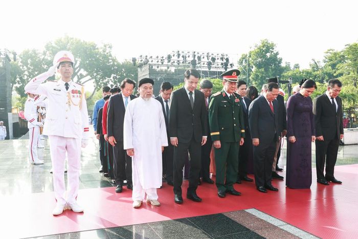 Các đại biểu nghiêng mình tưởng niệm các Anh hùng liệt sĩ - những người con ưu tú của dân tộc đã hy sinh trọn đời mình cho quê hương, Tổ quốc.
