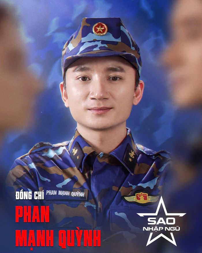 Phan Mạnh Quỳnh luôn khiến khán giả yêu mến bởi nét duyên ngầm. Từng xuất hiện tại Concert Sao nhập ngũ 2026, nhưng bây giờ Phan Mạnh Quỳnh mới có cơ hội trải nghiệm môi trường quân đội. Trước khi “nhập ngũ”, nam nhạc sĩ thừa nhận tay chân lóng ngóng, sức khỏe không thật sự tốt. Tuy nhiên, bằng “vibe” của một người đàn ông có gia đình, Phan Mạnh Quỳnh được các đồng đội “bình chọn” là nhân vật gây bất ngờ nhất, là nhân vật dễ thích nghi nhất mùa này. Ảnh: BTC.