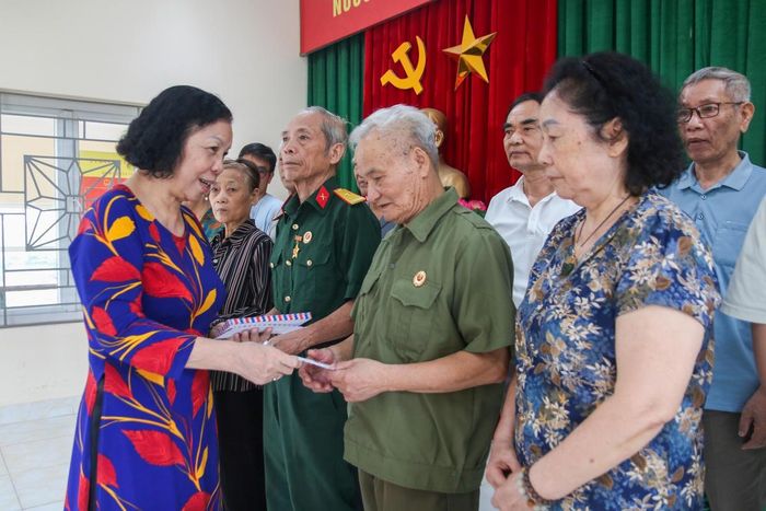 Đại diện Tổ dân phố và các cơ quan, đơn vị, nhà hảo tâm tặng quà cho các thương binh, bệnh binh, thân nhân gia đình người có công với cách mạng trên địa bàn tổ dân phố.