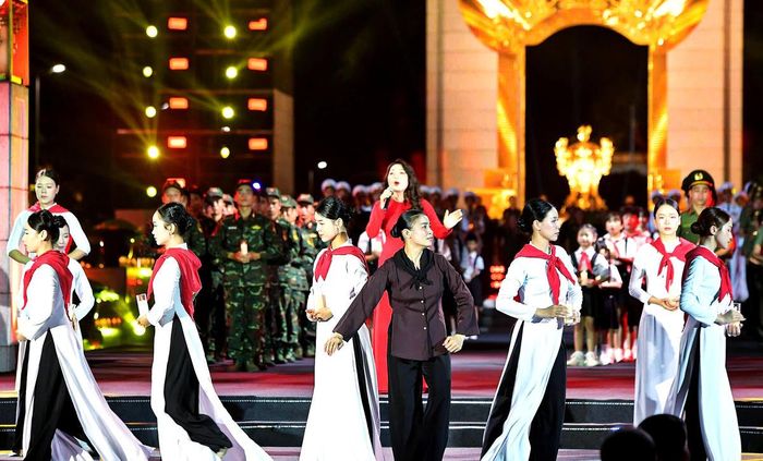 Các tiết mục nghệ thuật được dàn dựng công phu góp phần tái hiện không khí thiêng liêng, lan tỏa lòng biết ơn đối với các thế hệ đã cống hiến, hy sinh vì Tổ quốc.