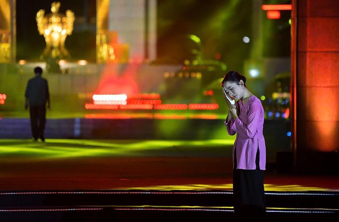 Nội dung xuyên suốt của cầu truyền hình "Sao sáng dẫn đường" là hành trình của Chiến dịch 500 ngày đêm, được kể bằng âm nhạc, những kỷ vật và đặc biệt là những câu chuyện có thật, những cuộc đoàn tụ sau hàng chục năm ngay trên sân khấu.